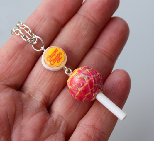 lízátko chupa chups na krk