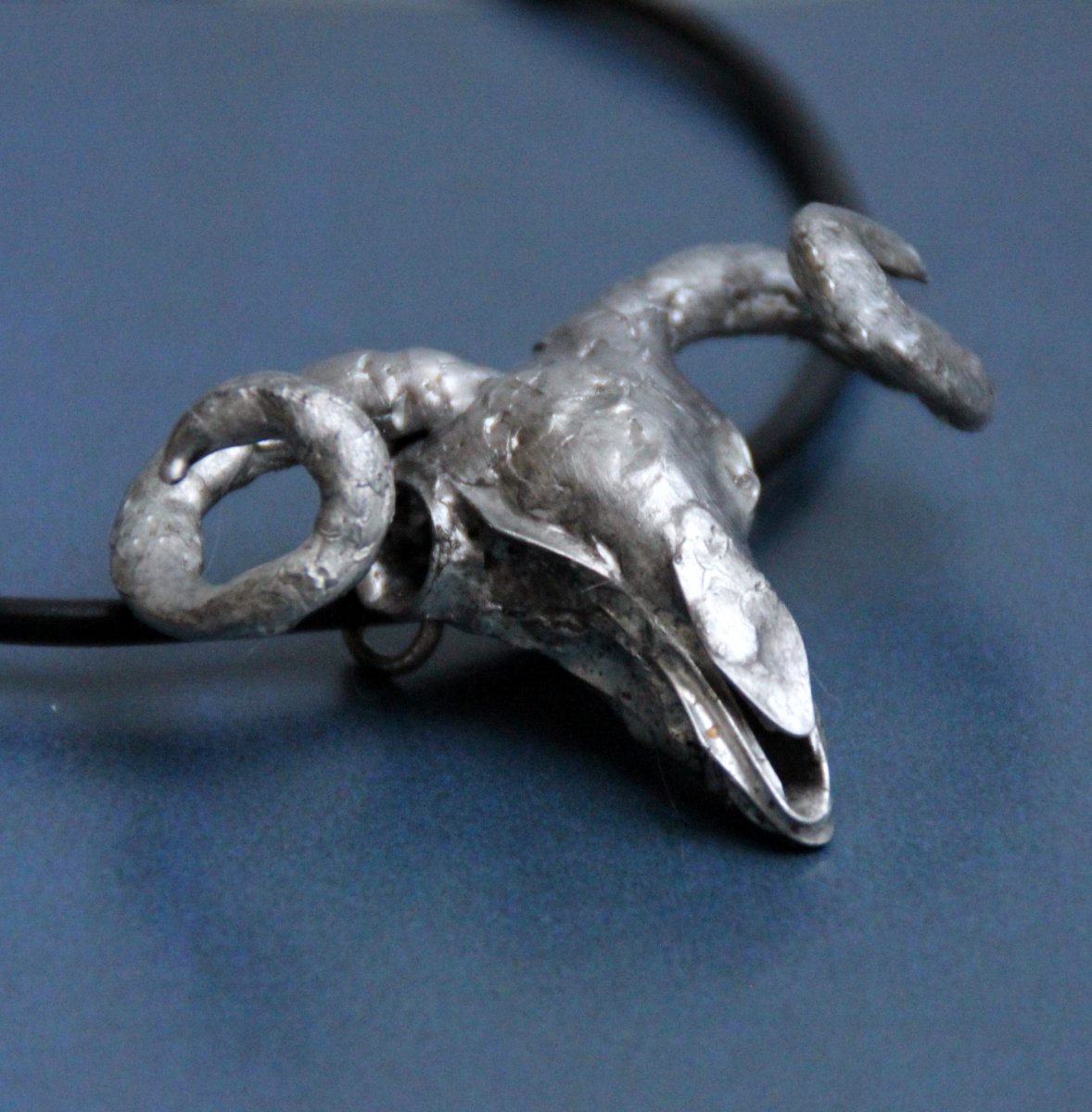 NÁHRDELNÍK  SKELET