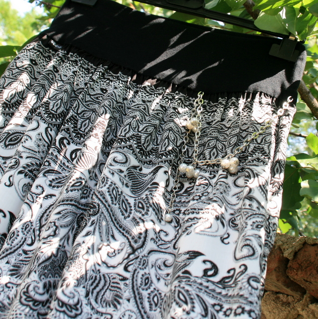 černo-bílá s řetízky