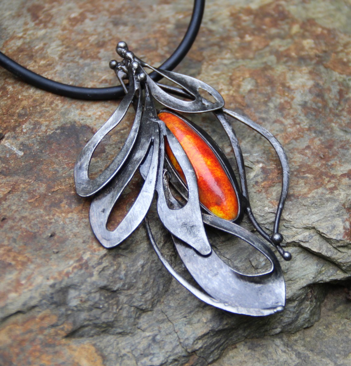 NÁHRDELNÍK PLAMENY