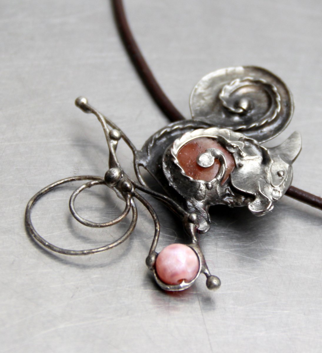 NÁHRDELNÍK  HLEDÁ SE OŘÍŠEK