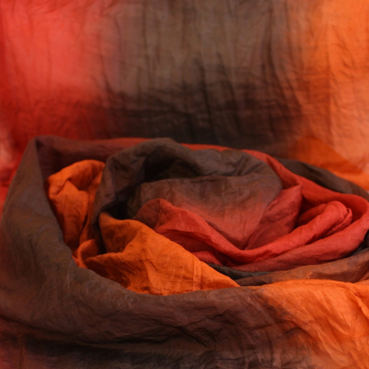 hedvábná šála hnědo-červeno-oranžová