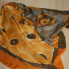 Hedvábný šátek: Hnědo-oranžové kruhy