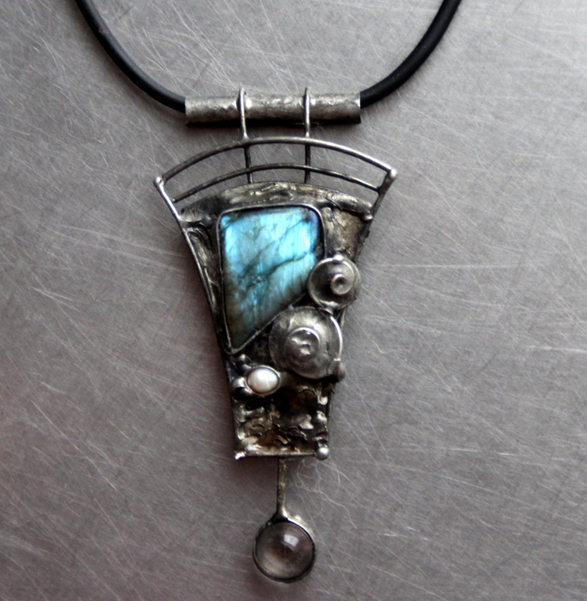 NÁHRDELNÍK STŘÍPKY