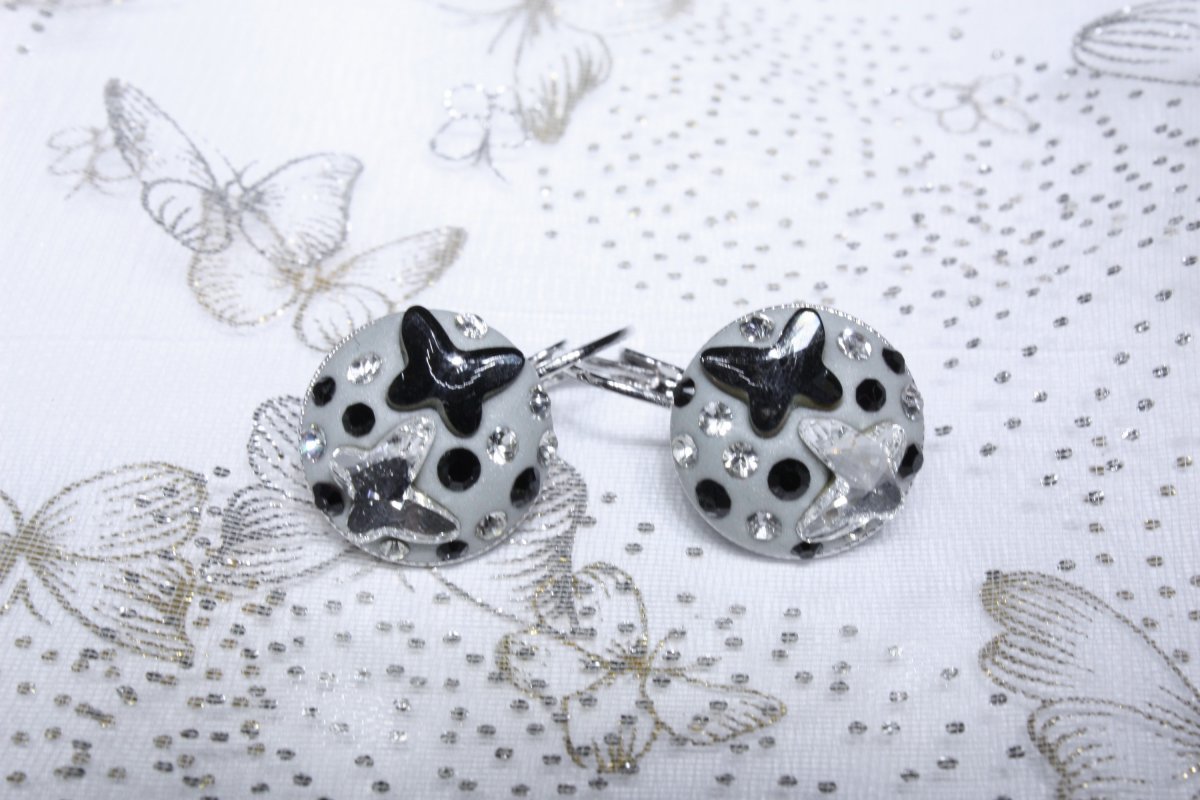 Černo-šedé motýlkové náušnice