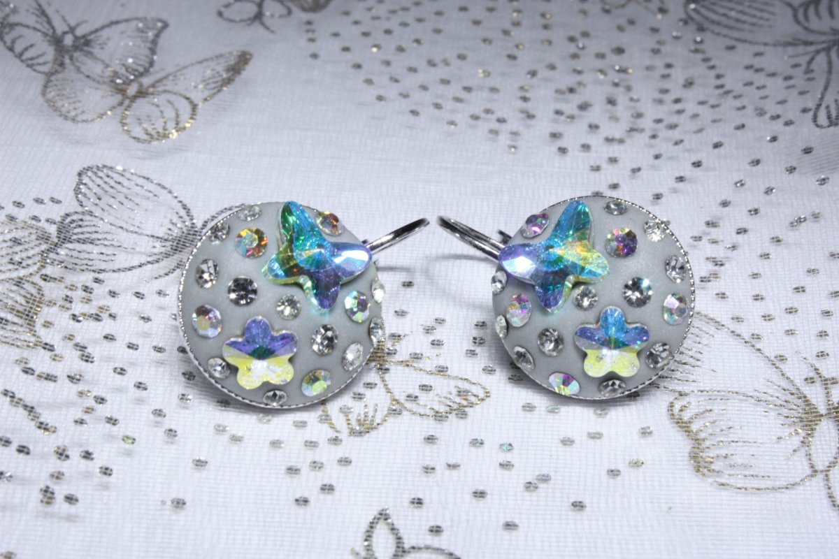 Šedé motýlkové náušnice