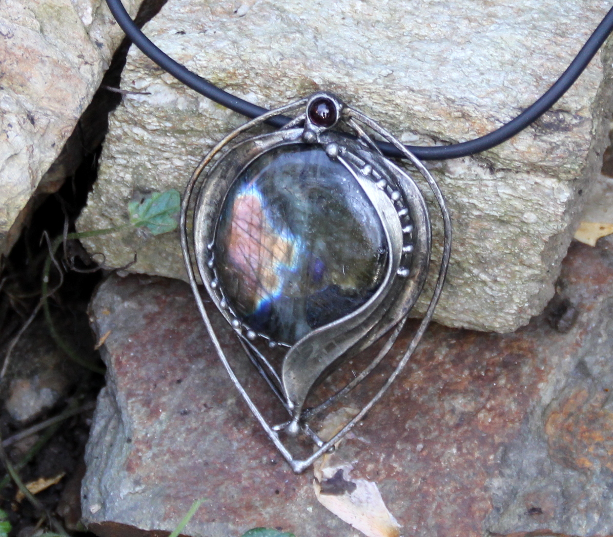 NÁHRDELNÍK ODLESKY TMY