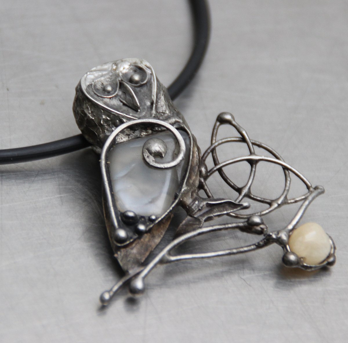 NÁHRDELNÍK STRÁŽCE NOCI