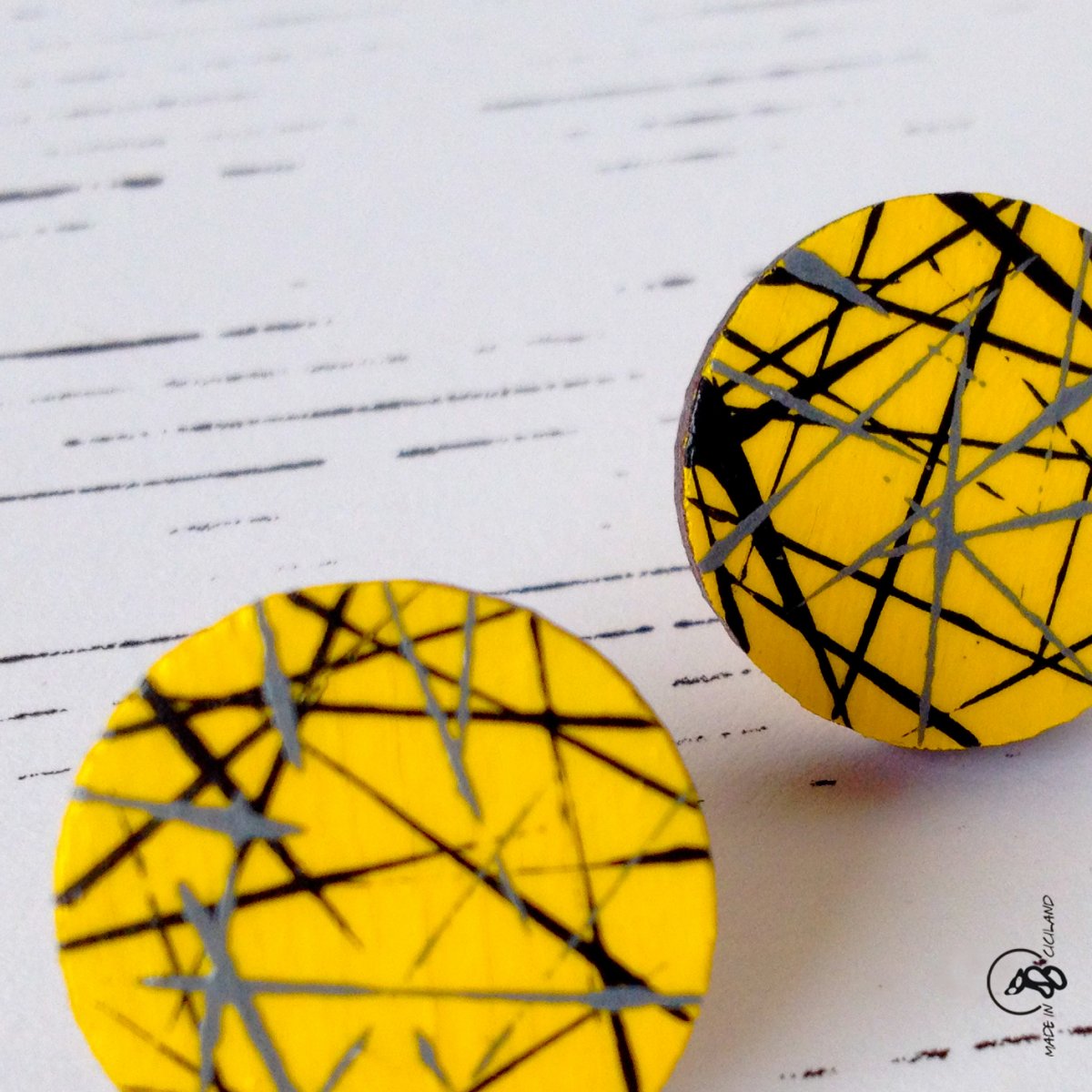 Puzetky žlutočerné