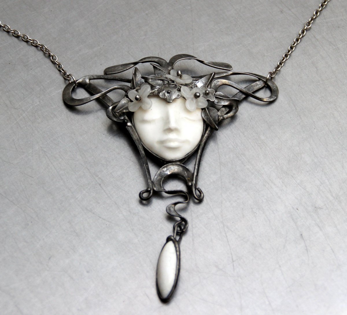 NÁHRDELNÍK MELODIE