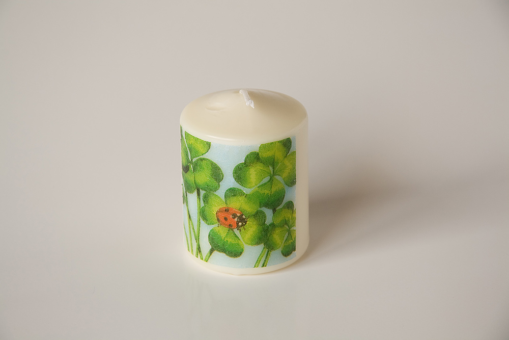 Svíčka s beruškou na čtyřlístku