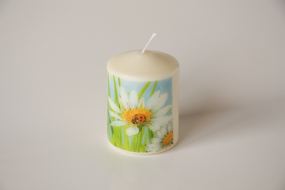 Svíčka s beruškou na kopretině