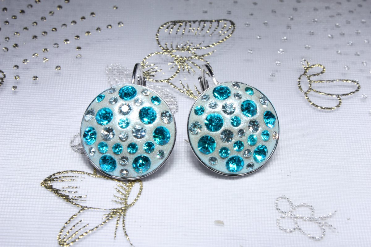 Lesklé světle modré náušnice