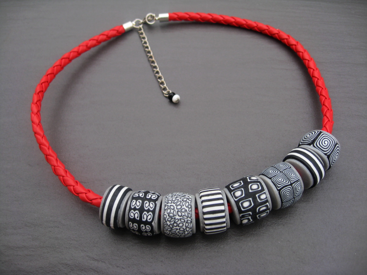 Černobílé s červenou