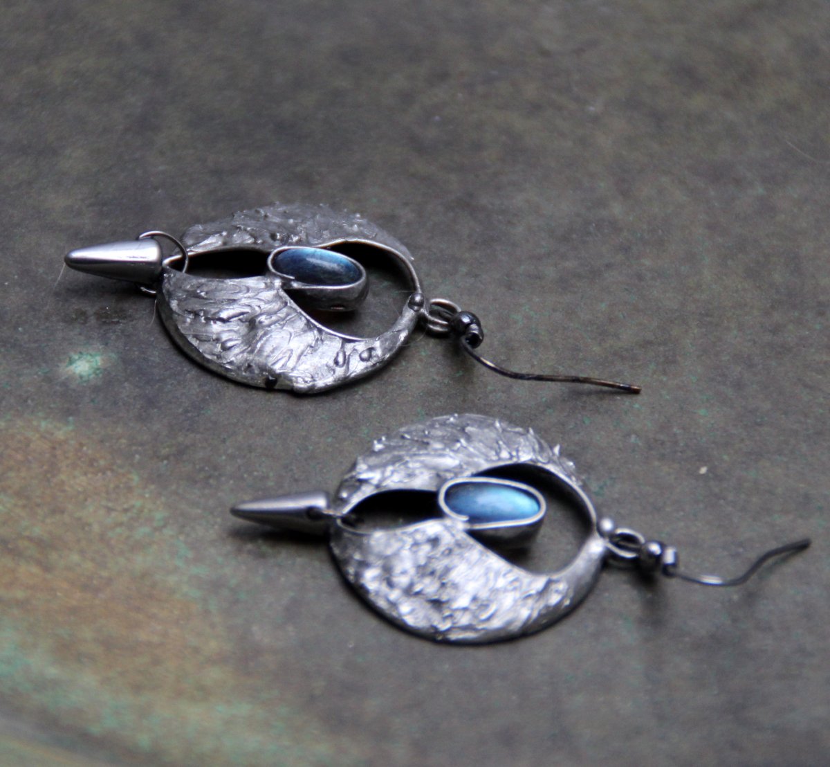 NÁUŠNICE ODLOUPNUTÉ NEBE