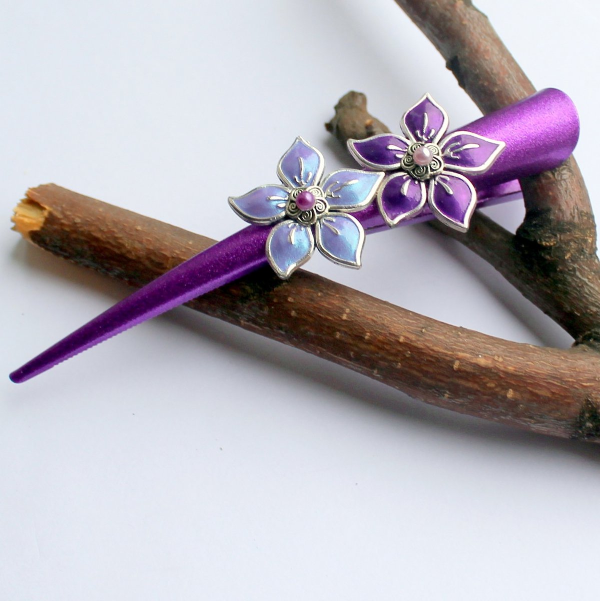 Rozkvetlá velká kovová betka