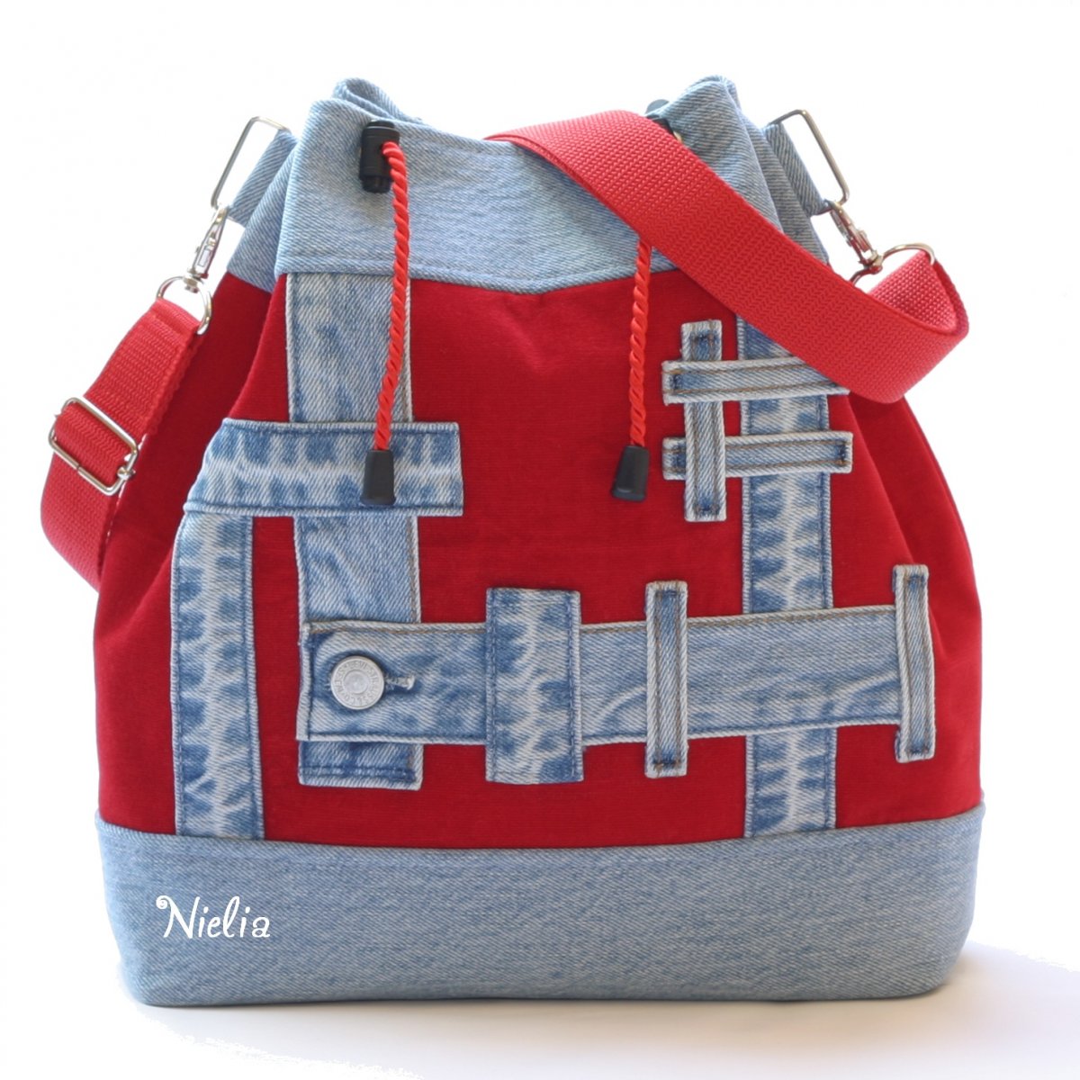 S kontrastní červenou