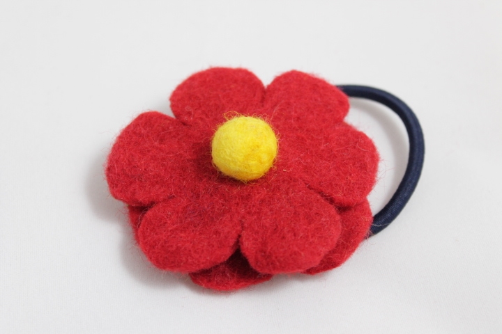 Květina z ovčí vlny do vlasů