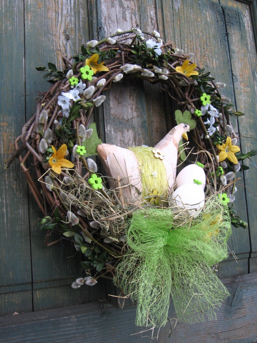 proutěný věneček se slepičkou