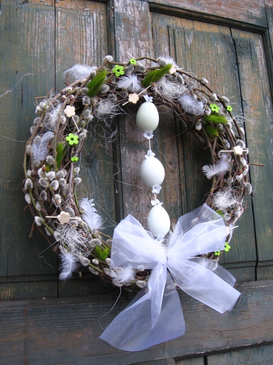 proutěný velikonoční věnec