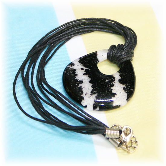 Bílo-černý náhrdelník