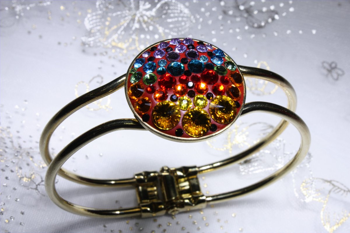 Zlatý pestrobarevný náramek