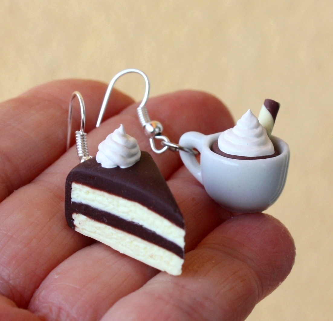 čokoládový dort a káva