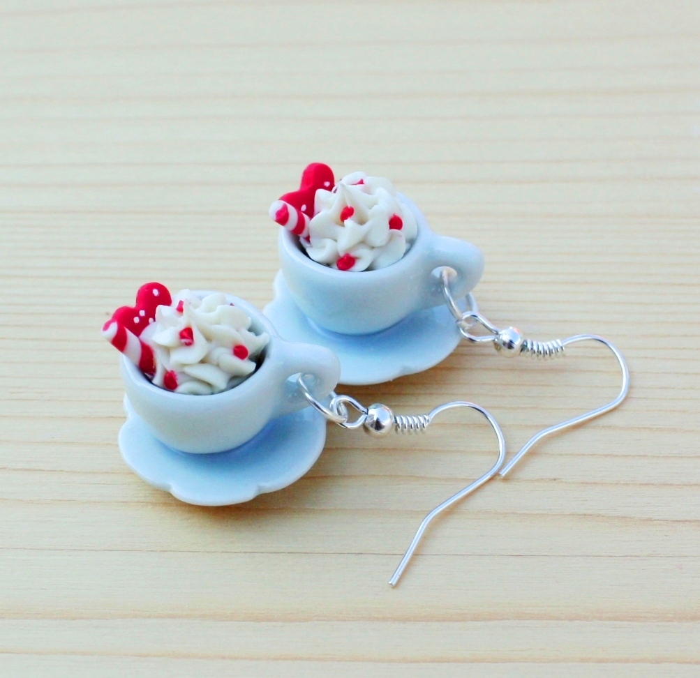 kávové hrníčky dozdobené srdíčky