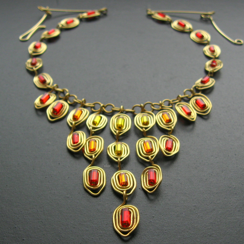 Paví oheň v mosazi