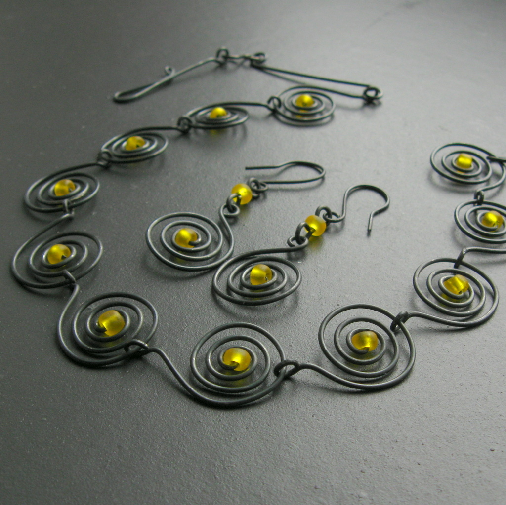 Žluté matné ve spirálách