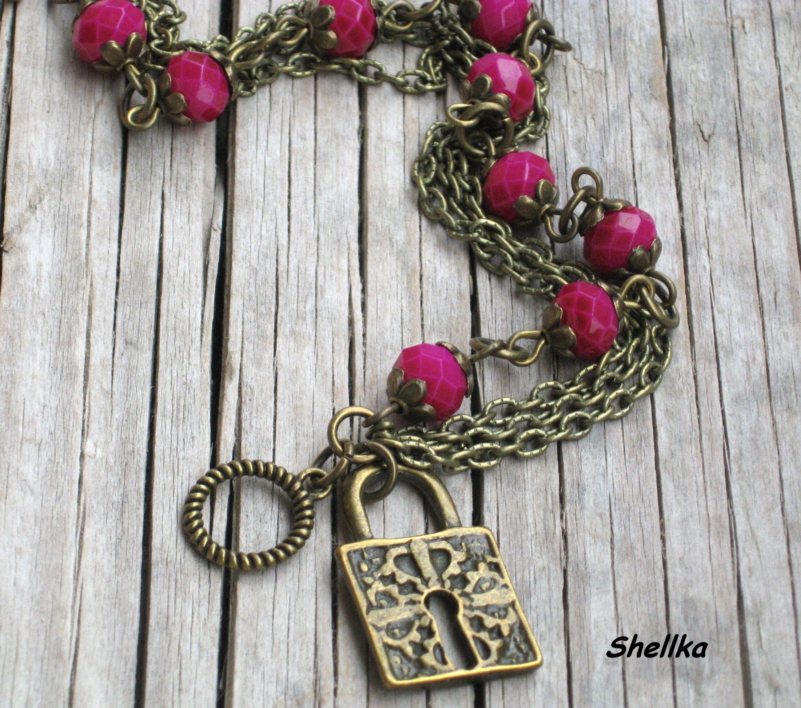 Náramek se zámečkem