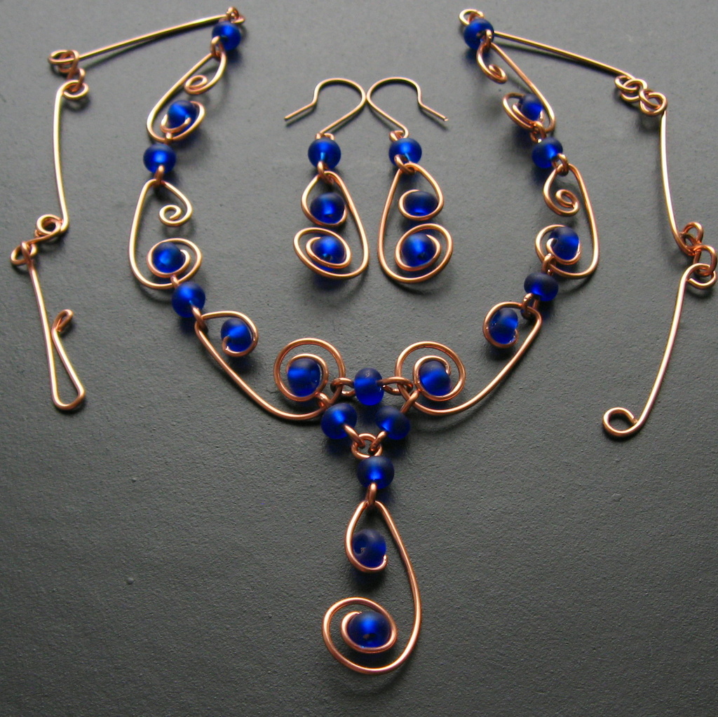 Temně modré ve spirálách z mědi