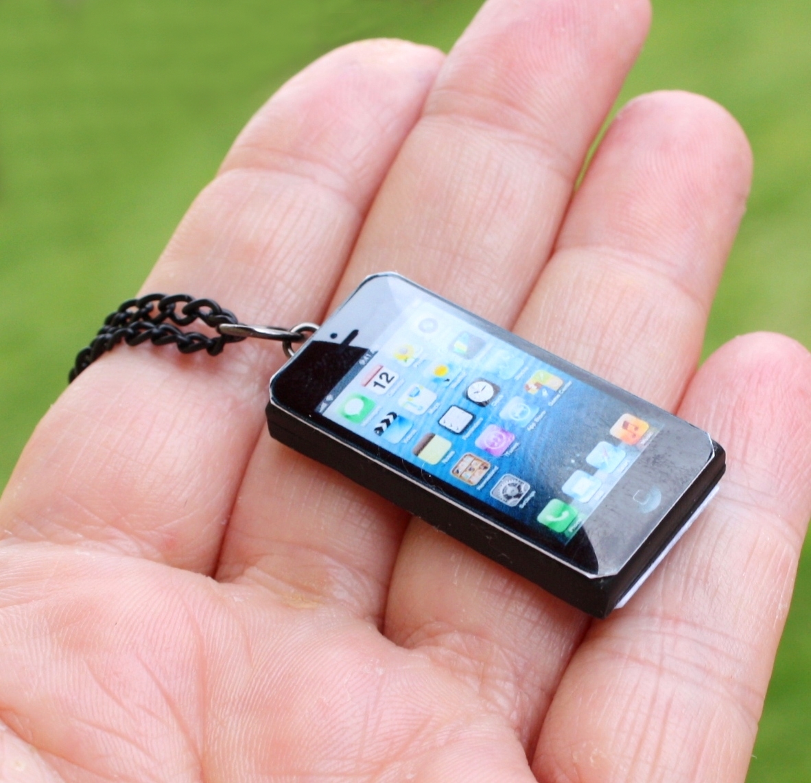 chytrý telefon na krk