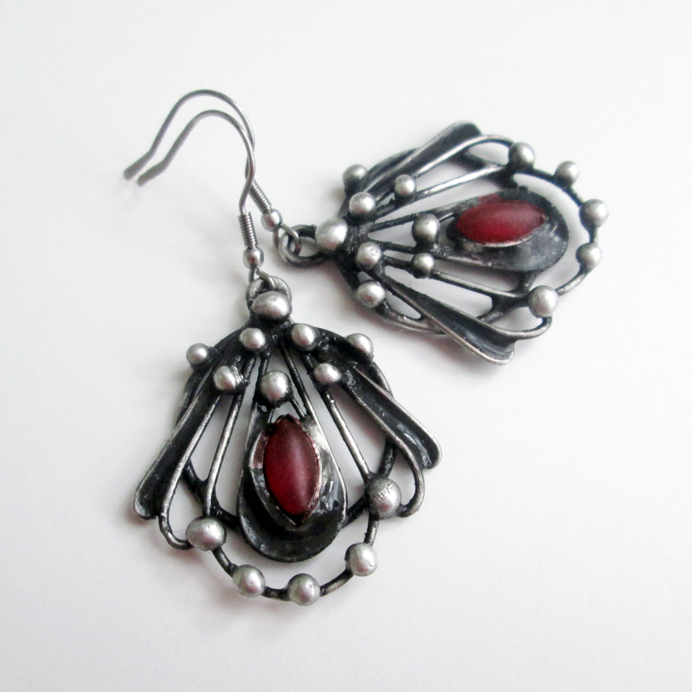 Tmavě červené sklo