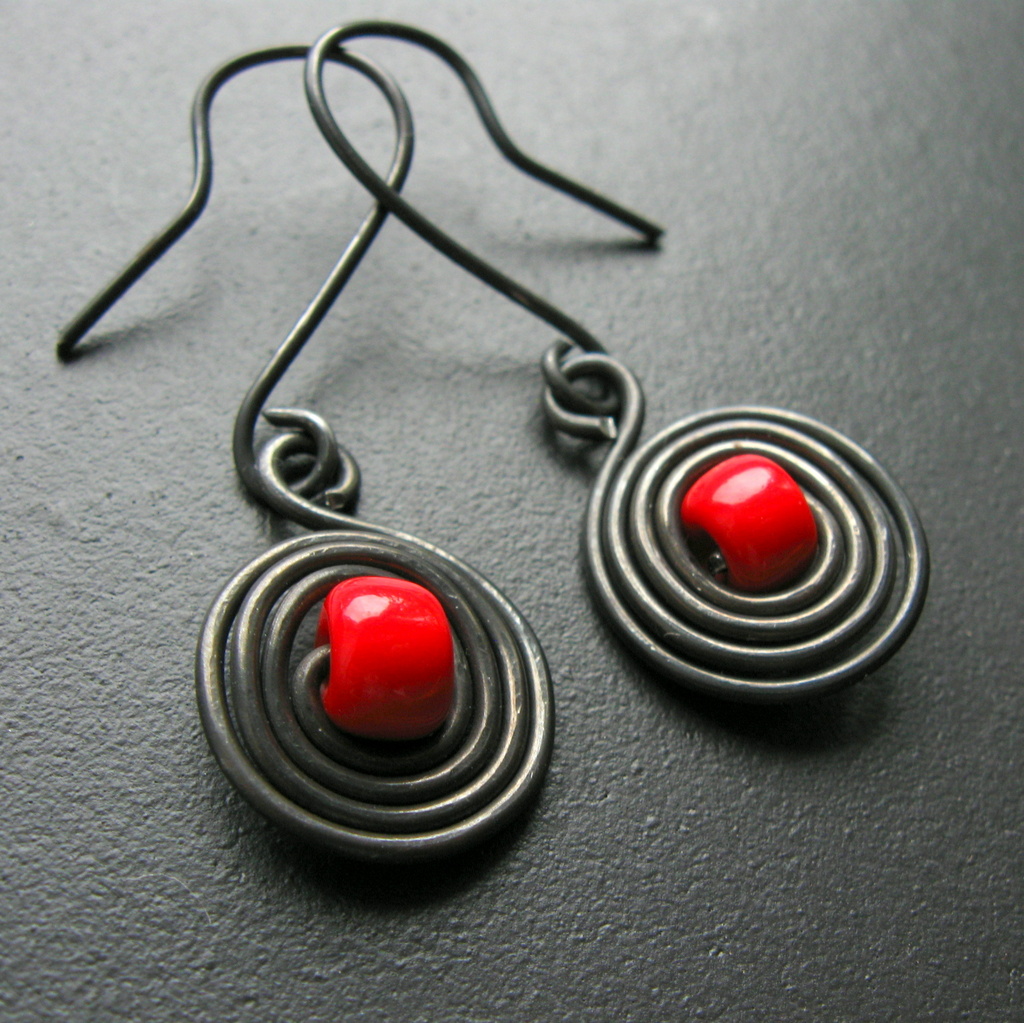 Náušnice s červeným korálkem
