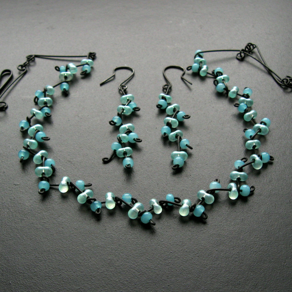 Větvička z modrozeleného svitu