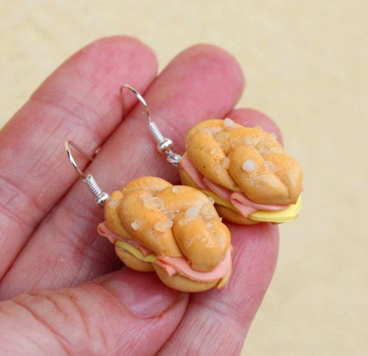 sváča :-) , housky se salámem a sýrem