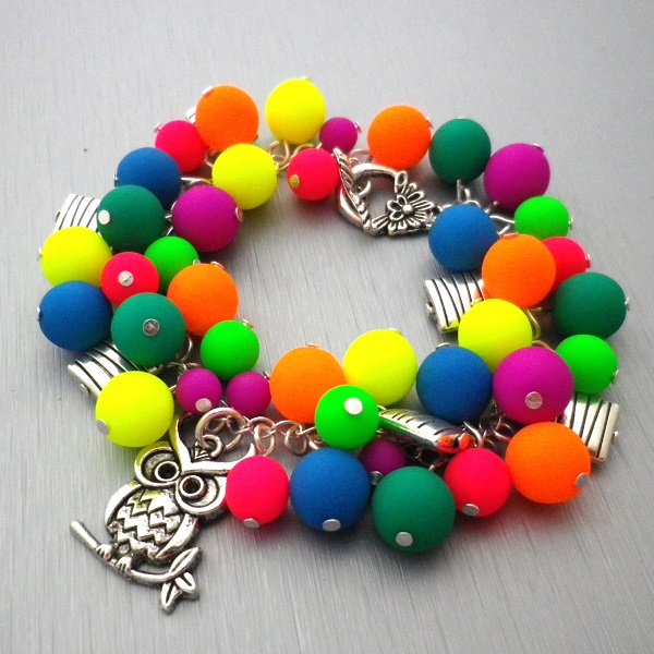 Sůva v neonovém župánku