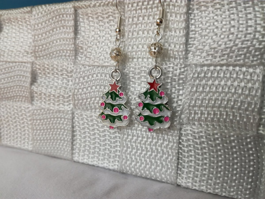 Vánoční stromeček s růžovými baňkami