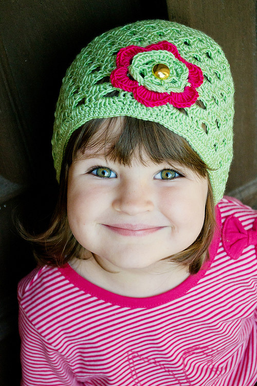 Zelená háčkovaná čepička s květem