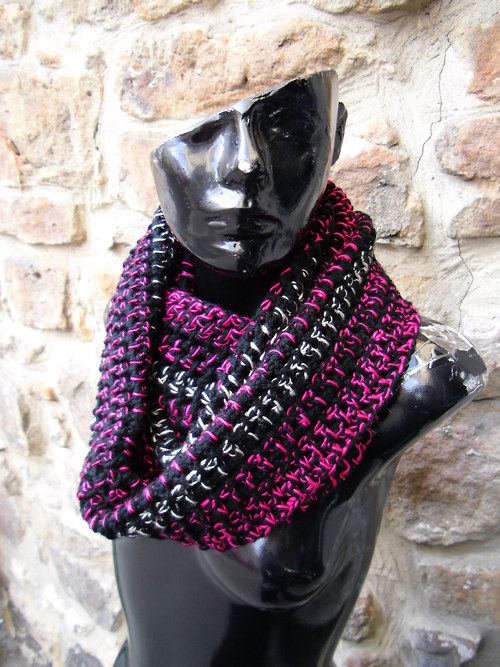 Nákrčník háčkovaný ,černý s růžovou