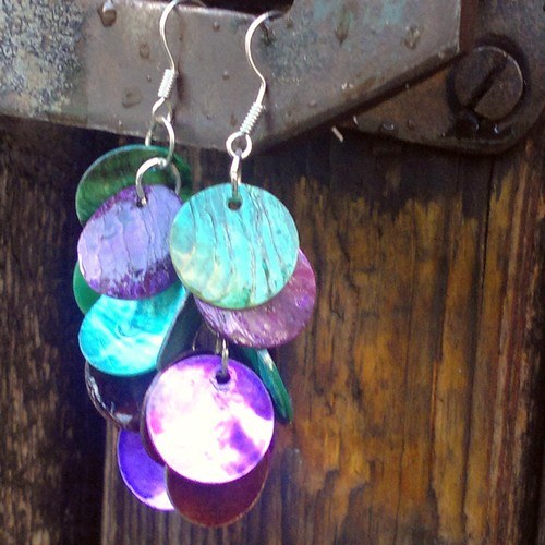 Perleťové náušničky -fuchsie v mechu