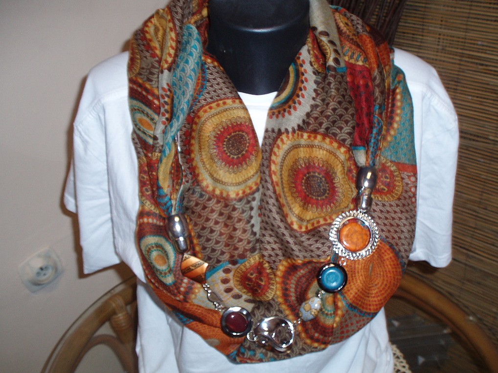 Elegantní šála s bižuterní ozdobou