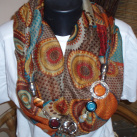 Elegantní šála s bižuterní ozdobou