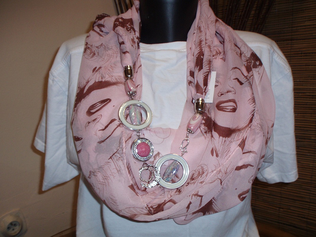 Elegantní šála s bižuterní ozdobou