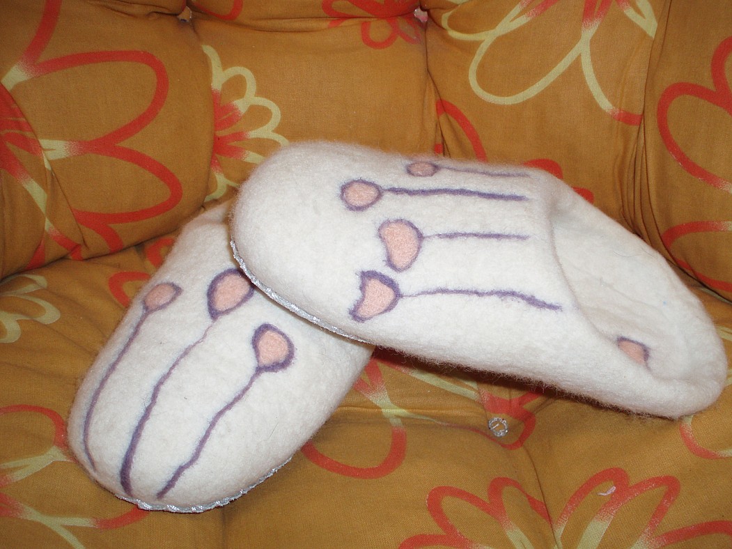 Ručně vyrobeny z oblíbené merino vlny hřejivé a velmi příjemné bačkorky.vel.36