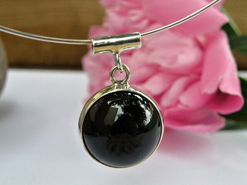 Onyxová koule ve stříbře