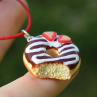 Nakousnutý donut s jahůdkami