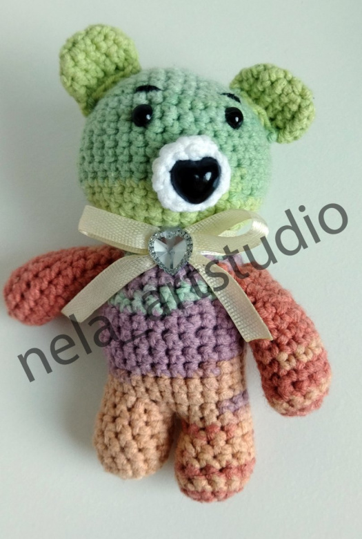 Háčkovaný medvídek jarní barevná variace