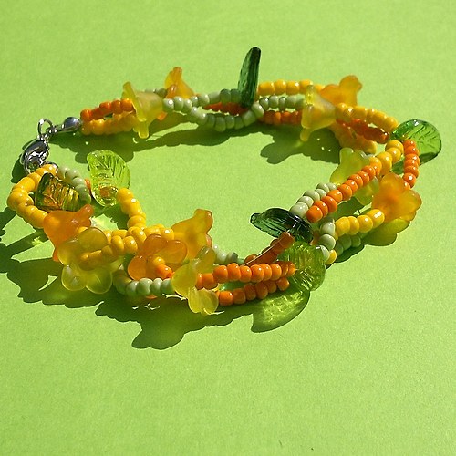 Jarní květinový náramek